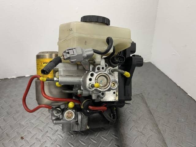 Brake Master Cylinder TOYOTA Progres 2002 TA-JCG10 4705051040